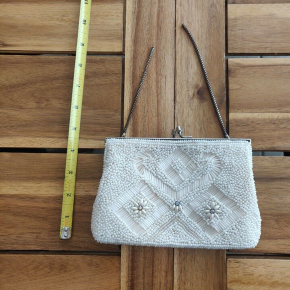 Vintage 1970’s Handbag Clutch White Beaded Chain Small. - Picture 4 of 6
